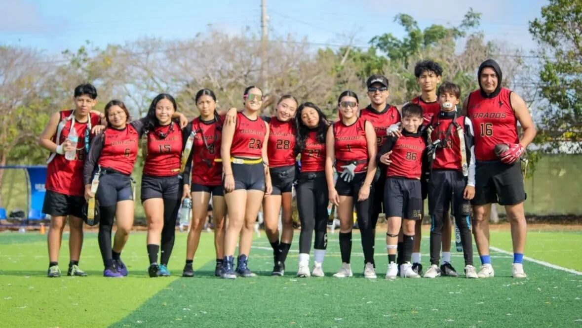 Jugadores del equipo Dorados Mérida categoría U16 posando en el campo de flag football