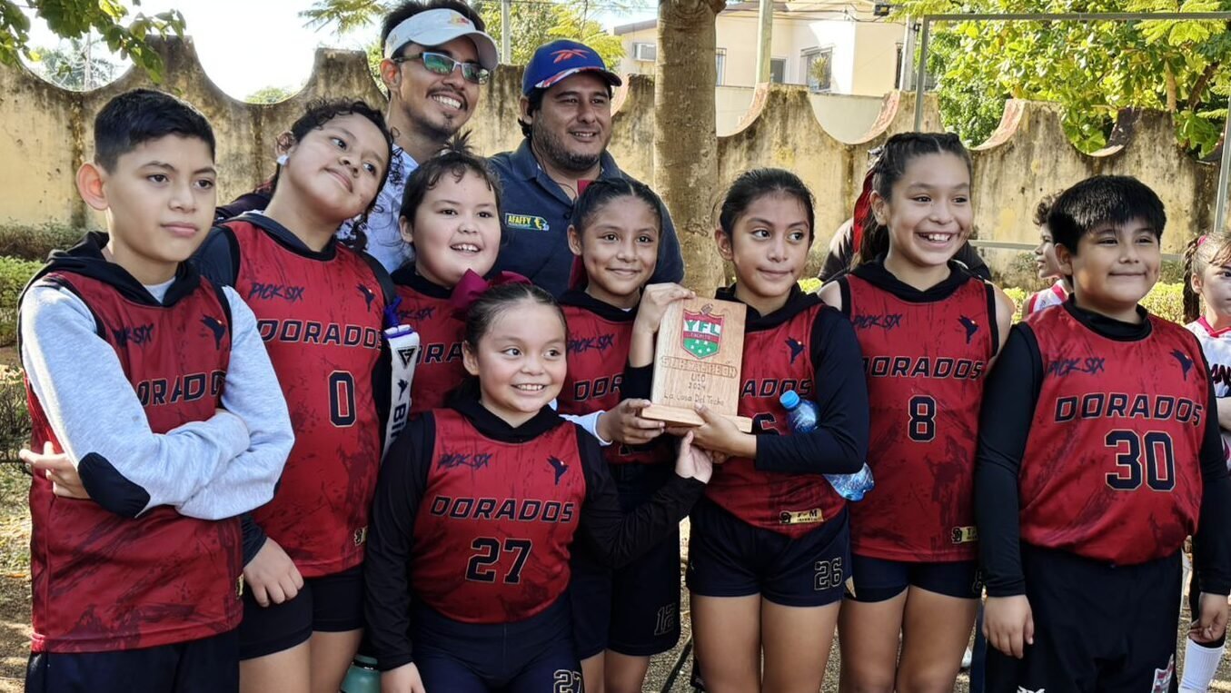 Jugadores de Dorados Mérida U10 mostrando trofeo de subcampeones en torneo de flag football