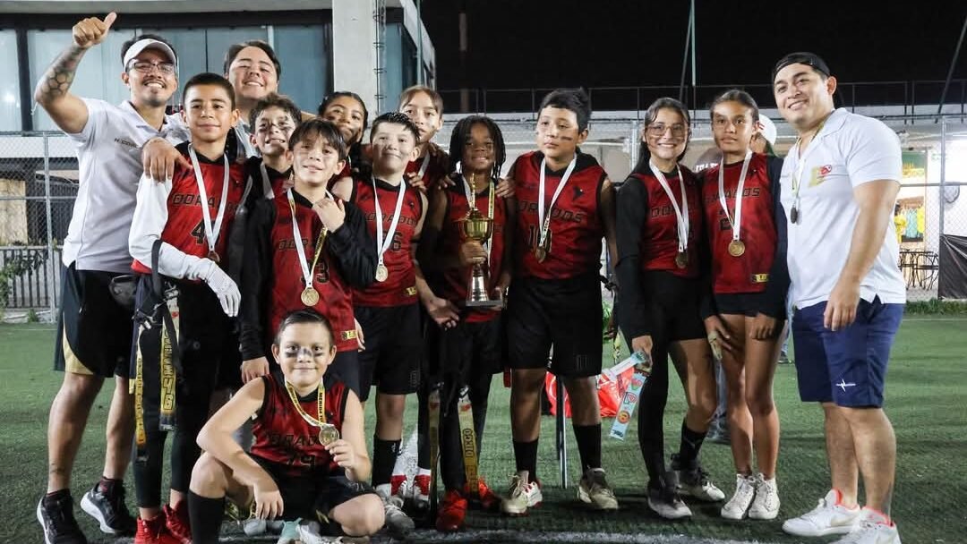 Dorados Mérida categoría U12 celebrando campeonato de flag football con medallas y trofeo