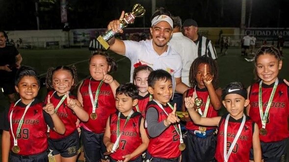 Equipo Dorados Mérida categoría U10 celebrando campeonato de flag football con trofeo y medallas